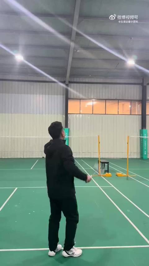 新手怎么打羽毛球，从站到场上的第一步开始